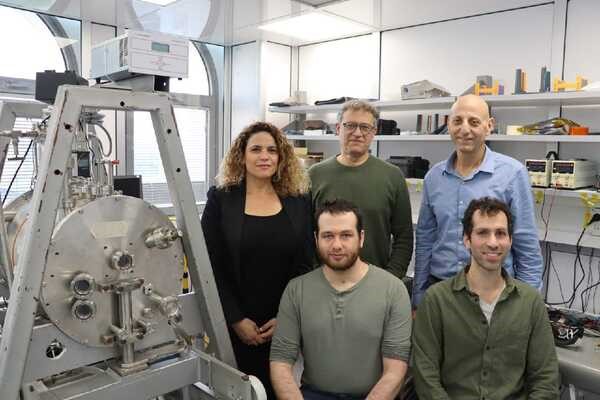 Das Team (im Uhrzeigersinn): Orly Blumberg, Prof. Ofer Amrani, Prof. Meir Ariel, Dr. Dolev Bashi und Idan Finkelstein.